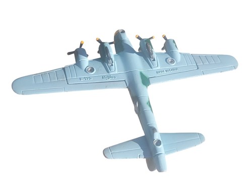 Maisto P-47D Thunderbolt & Boeing B-17G Bomber - WWII Diecast Toy Airplanes - Picture 11 of 11