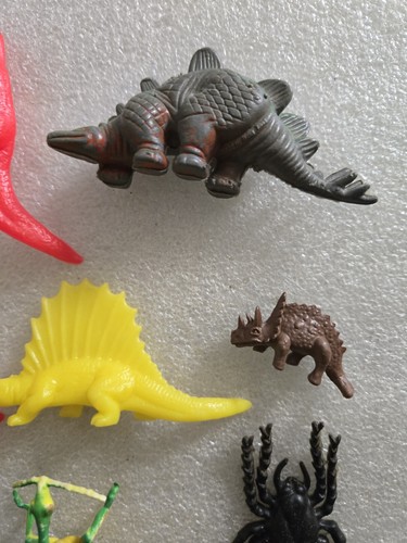 Vintage Lot of 7 Plastic Dinosaur And 2 Other Toy Mini Figurines - Picture 3 of 6