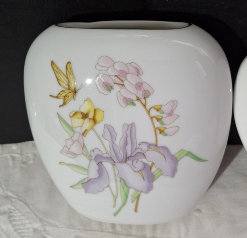 Three Lovely China Vases with Beautiful Motifs Excellent Condition - Picture 3 of 7