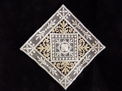 INSERTO PIZZO MACRAME' QUADRATO AVORIO  ECRU' DECORAZIONE  APPLICAZIONE INTAGLIO - Picture 1 of 3