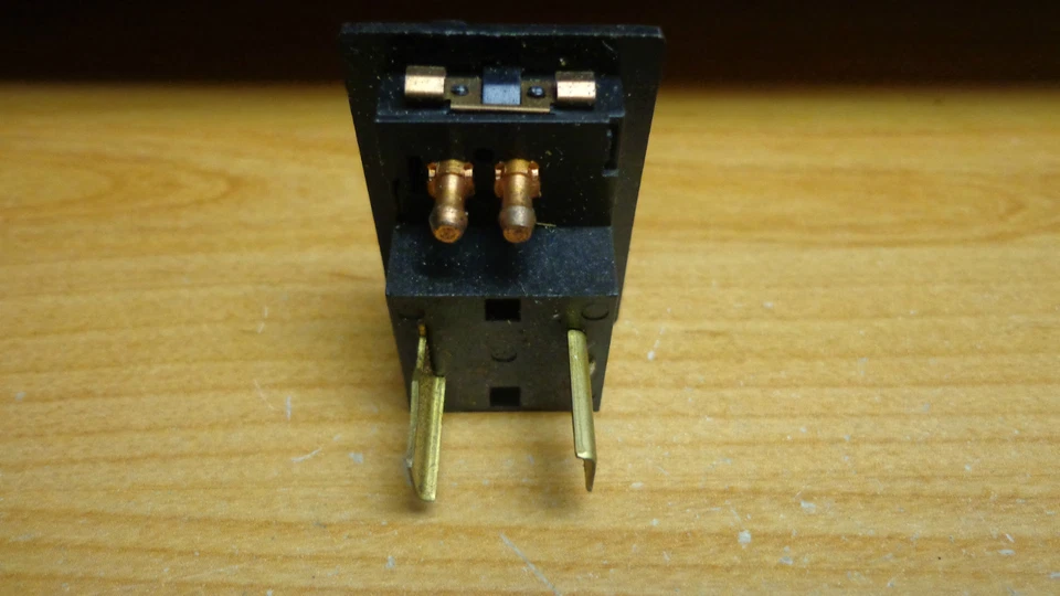 Interruptor de liberación de maletero y puerta de combustible Oldsmobile Toronado 1986-1987-1988-1989 NOS Foto 3 de 4