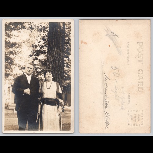 Foto real postal de pareja de pie al aire libre - Imagen 3 de 3