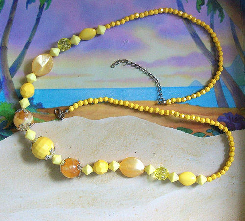 Vtg Sunshine Yellow Beachy Lucite & Plastic Bead Necklace 27" +3" - Picture 1 of 3