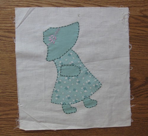 SUN BONNET SUE: 3 VINTAGE QUILT SQUARES, FEED SACK? & OLD QUILT PILLOW CASE - Picture 8 of 17