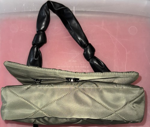 Bolso de Hombro Shawn Killinger x IHKWIP Anudado - Verde Oliva Militar - Imagen 18 de 18