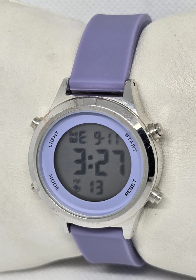 Reloj digital para mujer tono plateado esfera púrpura Indiglo FMDOTT068 correa de silicona 08 Foto 2 de 4