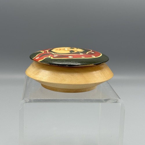 Caja de baratijas de madera rumana de colección arte popular niña pintada a mano recuerdo de viaje - Imagen 7 de 8