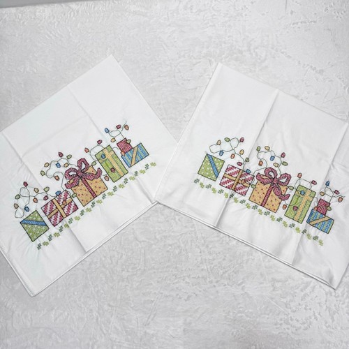 Weihnachten Urlaub Kissenbezüge 2er Set Kreuzstich Geschenke & Lichter Handarbeit - Bild 1 von 3