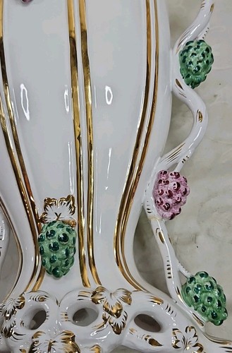 Jarrón italiano Ugo Zaccagnini 1930 decorado a mano con uvas y oro 13"x11"x5" - Imagen 14 de 16