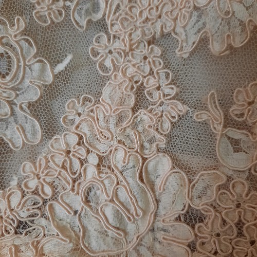 Abito da sposa REEM ACRA "She's In Love" senza spalline pizzo seta organza a strati ecrù 8 - Foto 12 di 16