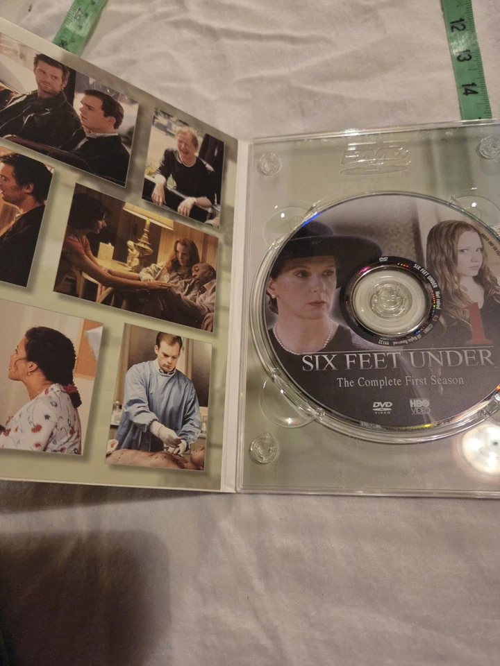 Six Feet Under Complete 1st Season. 4 DVD Set. - Image 2 of 4