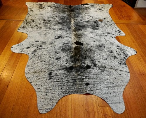 A Feature Packed Branded Mid Sized Speckle Park Salt & Pepper Cow Hide Rug - Foto 7 di 7
