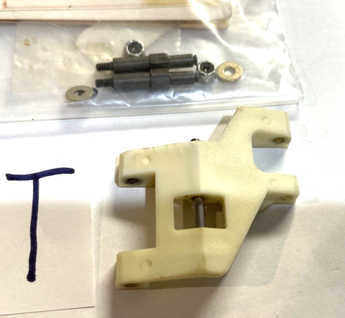 RC TEAM ASSOCIATED RC10 BUGGY WHITE FRONT SUSPENSION SETUP A-ARM, BLOCK, CARRIER - Picture 5 of 9