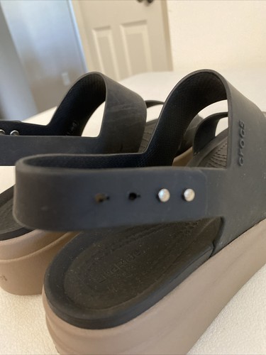 Sandalias Crocs Brooklyn plataforma cuña para mujer talla 6 negras beige verano playa - Imagen 4 de 7