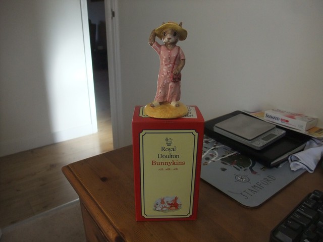 Royal Doulton Bunnykins Sightseer Bunnykins DB 215 1999 Royal Doulton Bunnykins Sightseer Bunnykins DB 215 1999