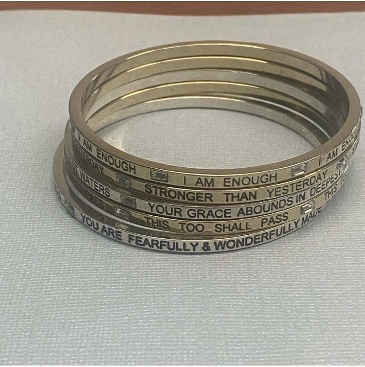 Juego de cinco brazaletes apilables Premier Designs tono dorado y plateado Foto 3 de 4