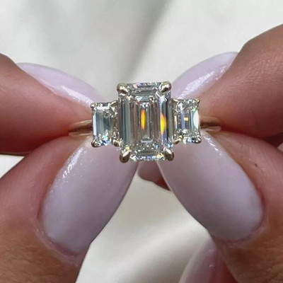 4,75 TCW Smaragdschliff Moissanit drei Steine besetzt Verlobungsring 9 kt Gelbgold
