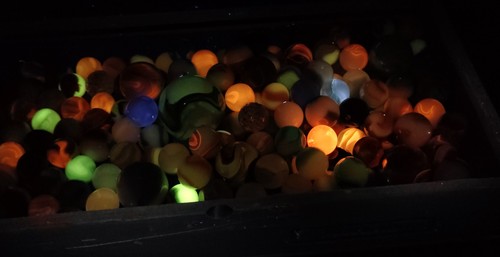 ~2 libras de canicas mixtas vintage en caja de cigarros (algunos UV) ver descripción Casi nuevo a M - Imagen 6 de 9