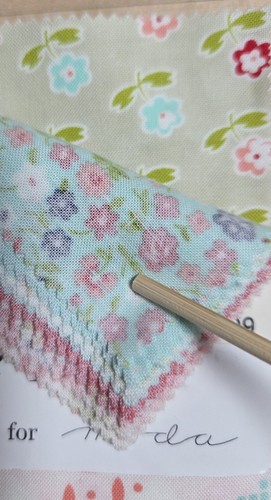 Vintage Picnic di Bonnie & Camille per Moda 5" x 5" 42 Pezzi Confezione Charm Multi - Foto 11 di 18