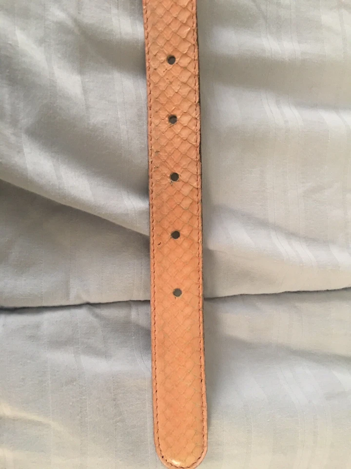 Cinturón de piel de serpiente, S, rosa con hebilla en tono dorado Foto 4 de 4