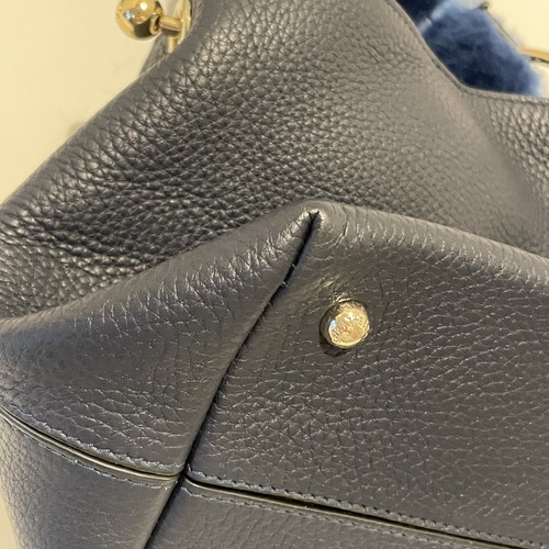 Bolso de hombro STRATHBERRY LANA NANO Bucket con correa de piel usado excelente - Imagen 8 de 22