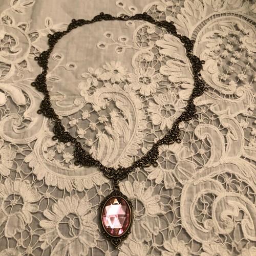 COLLAR CHARLOTTE FILIGRANA ESTILO VICTORIANO CRISTAL ROSA PÁLIDO ORO DK PL CHND - Imagen 4 de 11