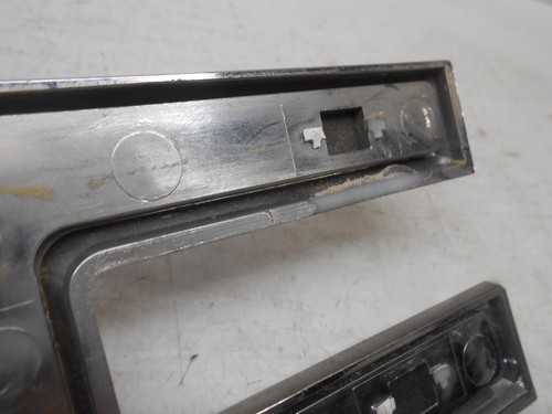 MISSING MOUNTING CLIPS- BROKEN 2007-13 GMC Sierra Rear Tailgate OEM LOGO CG0220 - Picture 4 of 6