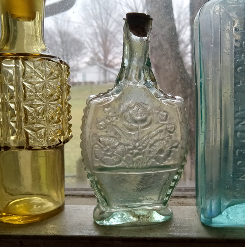 BOTELLA DE COLONIA ACANALADA PONTIL ABIERTA AÑOS 1840 FLORES EMB EN LABIO DELANTERO Y TRASERO DAÑADA - Imagen 2 de 11