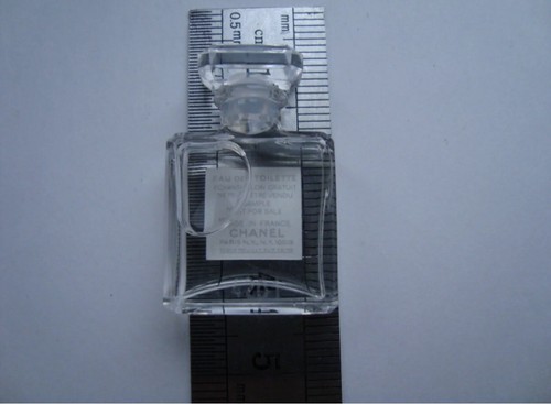AUTHENTIC CHANEL NO 5 MINIATURE PERFUME AND CHRISTMAS CARD 2019 COLLECTIBLE - Picture 12 of 12
