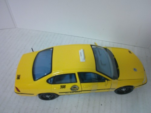 Maisto 2000 Chevrolet Impala Yellow Cab 1:24 Scale Die Cast Car - Picture 2 of 7