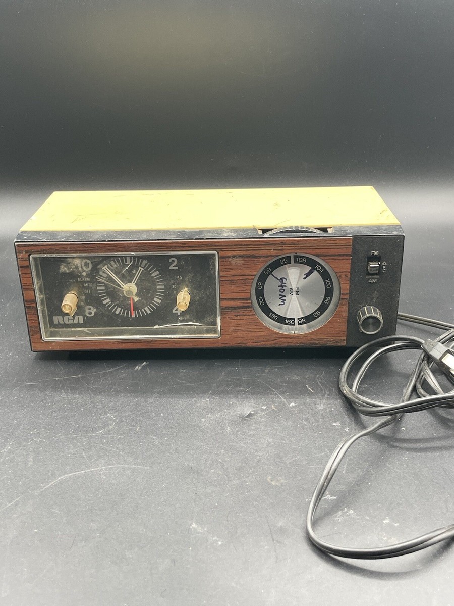 Vintage RCA RWS849Y-V WHITE Vibra Am/FM Analog Clock Radio