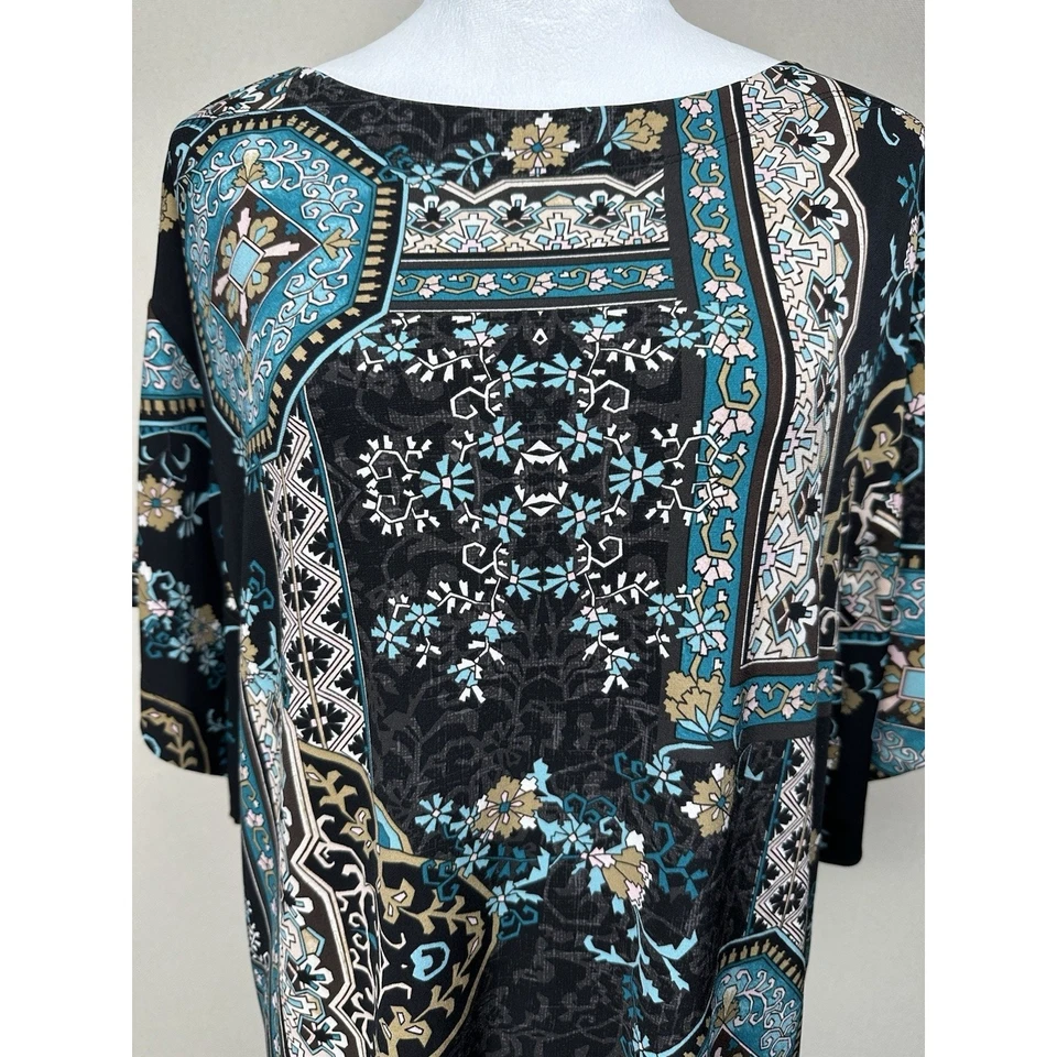 Blusa Floral Geométrica Chico’s Talla 2 (L) Manga Corta Negra Teal Cuello Barco Otoño Foto 2 de 4