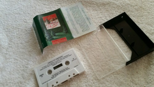 1989 HALLMARK PRESENTS CAROLS OF CHRISTMAS CASSETTE TAPE - Picture 3 of 4