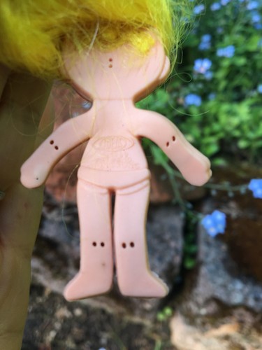 Vintage 1969 Ideal Flatsy Doll Hong Kong~2 1/2" tall long yellow hair blue eyes - Picture 9 of 11