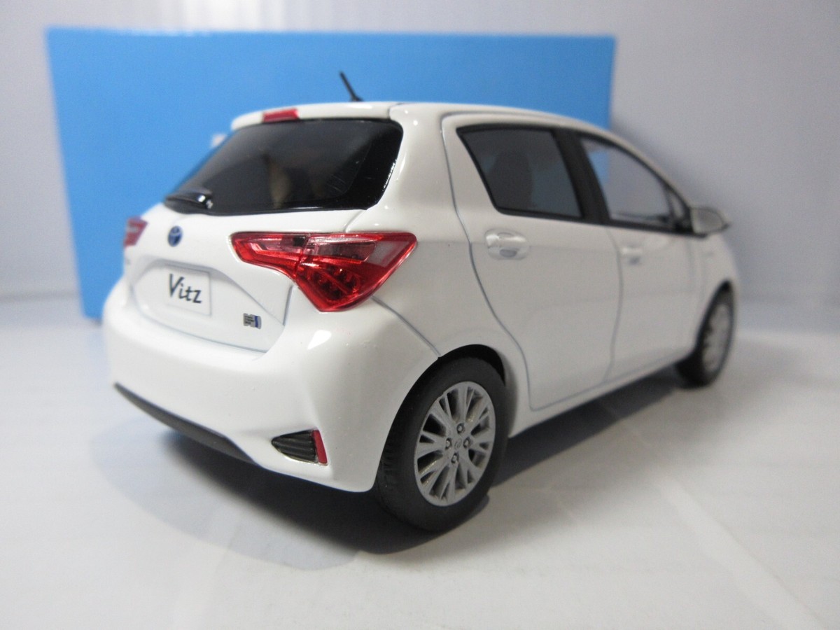 1:30 Toyota Vitz Hybrid Yaris Super White ll Color Sample