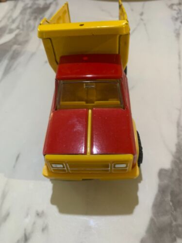 Camioneta de volteo Tonka vintage años 70 roja y amarilla - Imagen 2 de 10