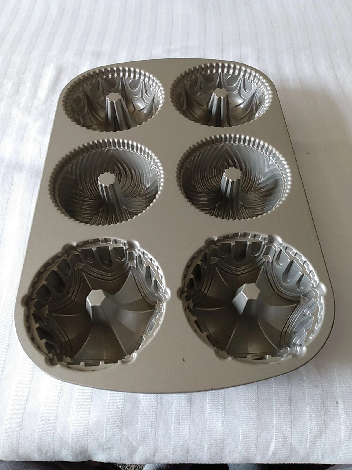 Nordic Ware, Garland Bundtlette Baking Pan, 6 Cups, Made In USA, Great Used...