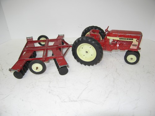 1/16 FARMALL 404 & DIECAST, C-HITCH DISC  mid 1960's vintage - Afbeelding 1 van 4