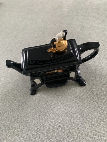 Novelty teapot in form of woodburning stove with kettle lid. Swineside England - Picture 2 of 12