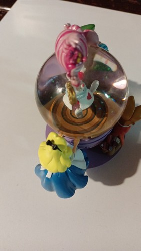 VERY RARE RESIN FIGURINE SNOWGLOBE DISNEYLAND ALICE IN WONDERLAND NEW - Picture 5 of 9