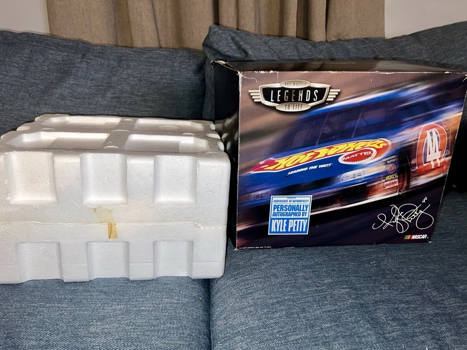 HOT WHEELS LEGENDS TO LIFE KYLE PETTY CAR 1997 PONTIAC GRAND PRIX + 1:24 Autogra - Image 4 of 4