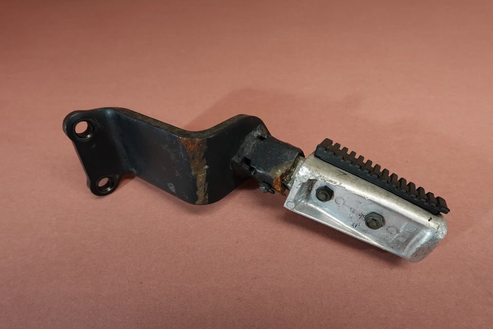 Reposapiés delantero izquierdo Yamaha V-Star 1100 V Star XVS1100 1999-2009 Foto 4 de 4