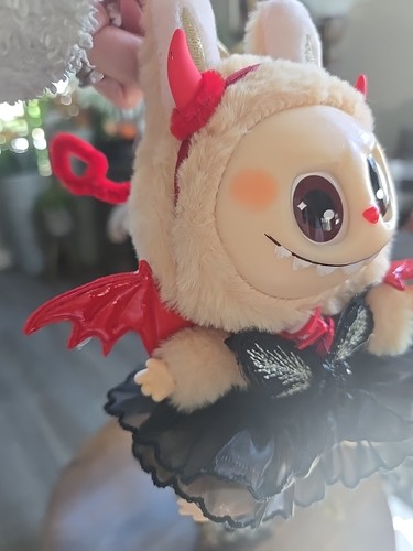 The Monsters Devilishly Cute Vinal Plüschpuppe + OUTFIT "No QrCode" US-Verkäufer - Bild 5 von 7