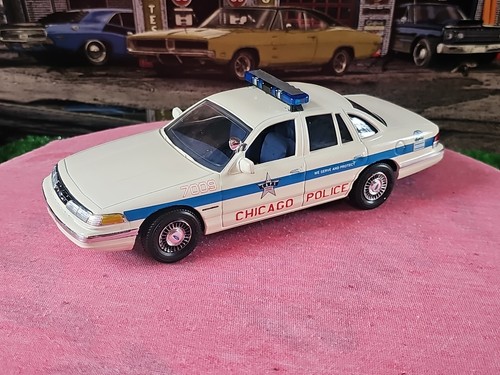 MPC.REVELL.AMT. 1:24-1:25 GEBAUTES MODELLAUTO FORD CROWN VICTORIA CHICAGO POLICE 🚔 - Bild 23 von 24