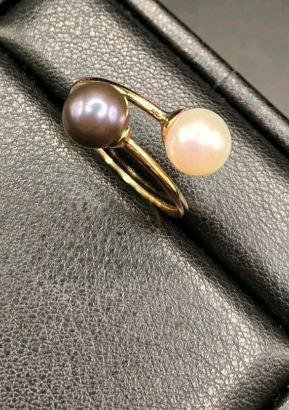 Anillo de perlas blancas y negras de oro de 14k Foto 2 de 4