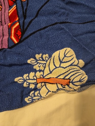 Bufanda artística japonesa en madera 100 % rayón rojo azul negro vibrante 24x26 - Imagen 5 de 6