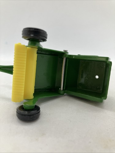 John Deere ERTL 535 Hay Baler 1:64 Scale DieCast - Picture 8 of 9