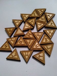Viking-Rune-Set-Elder-Futhark-Runes-Pocket-runes-Odin-triangle-Norse-wood