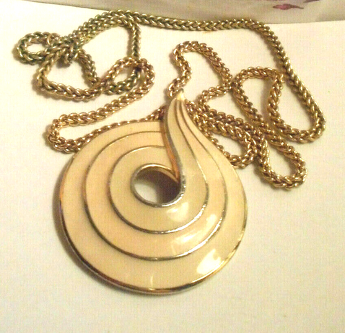 Vintage gold tone Trifary necklace with pendant and heavy long chain - Picture 4 of 6