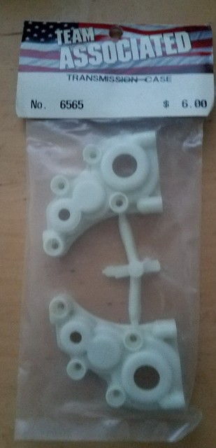 Vintage Associated 6565 RC10 RC10T STEALTH TRANSMISSION CASE WHITE PARTS RARE